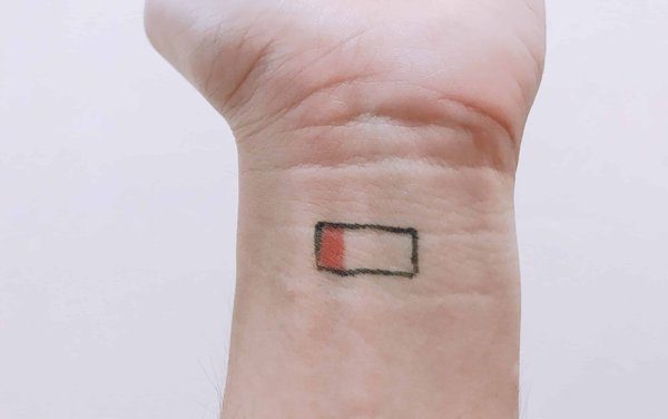 Quelle technologie de rechargement sans fil est la plus adaptée pour les smartphones dans un véhicule hybride?